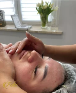 masaż twarzy w liftingu luksusowym
